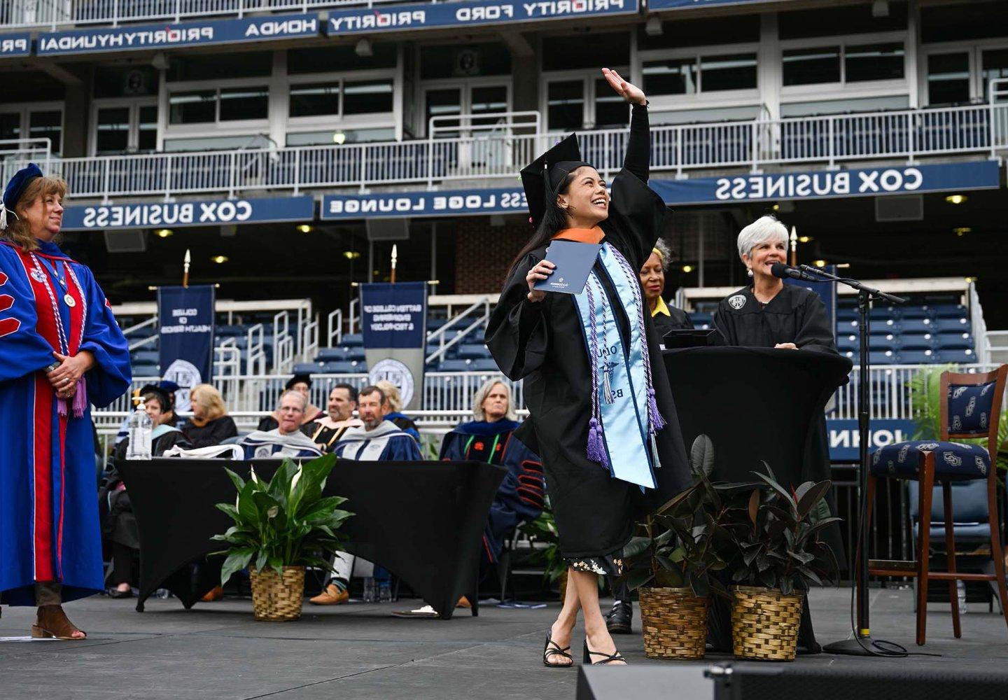 一名女学生在毕业典礼上走过舞台